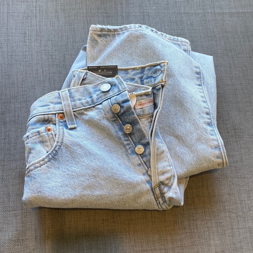Brand new light wash levi rib cage straight jeans